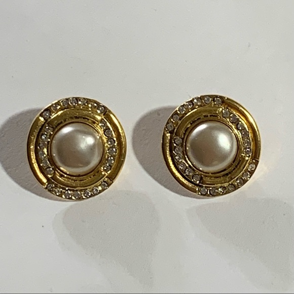 vintage CHANEL 14k gold plated round Faux Pearl & Strass CLIP BACK EARRINGS - Picture 2 of 10